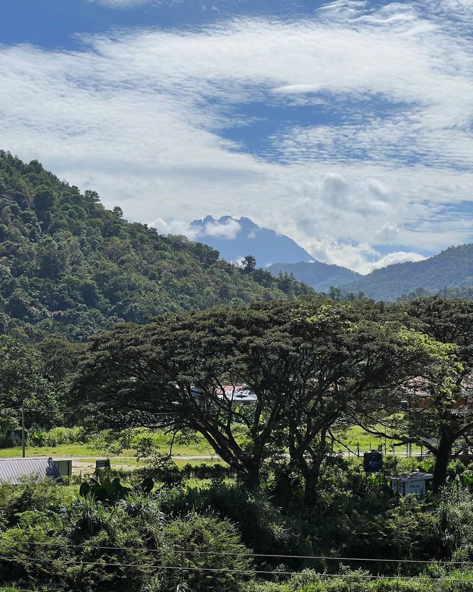 Maman et enfant sur balançoire plage Malaisie