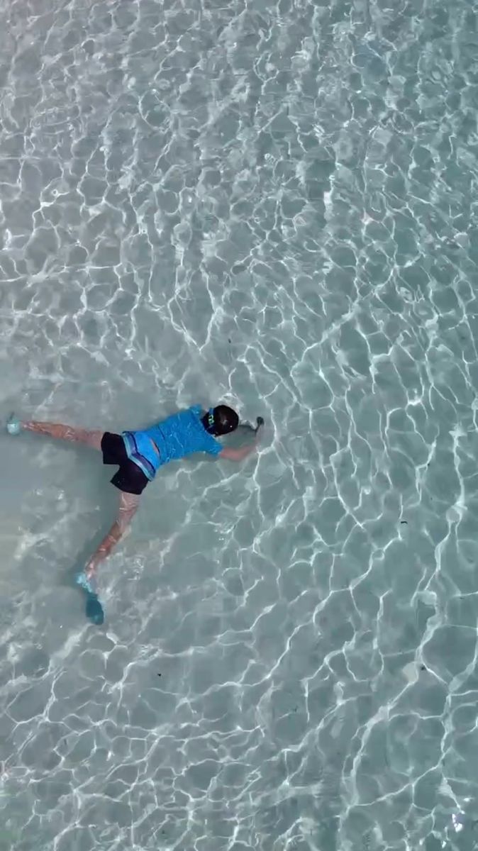 Enfant flottant eau cristalline