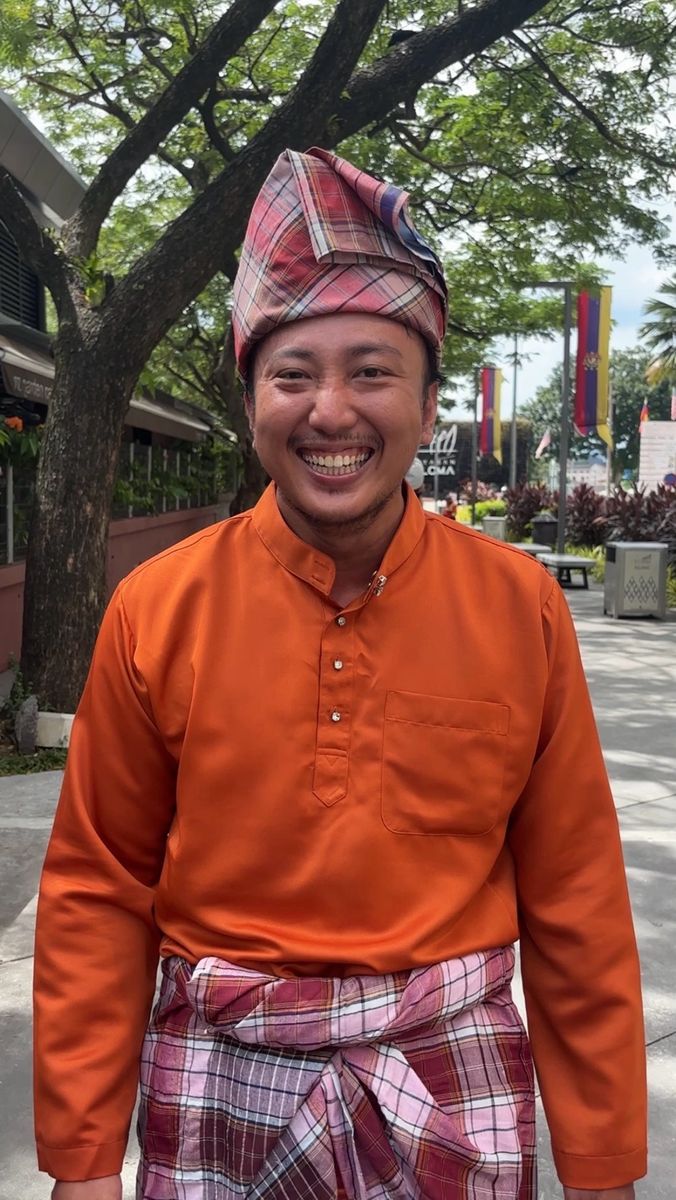 Homme malais en costume traditionnel