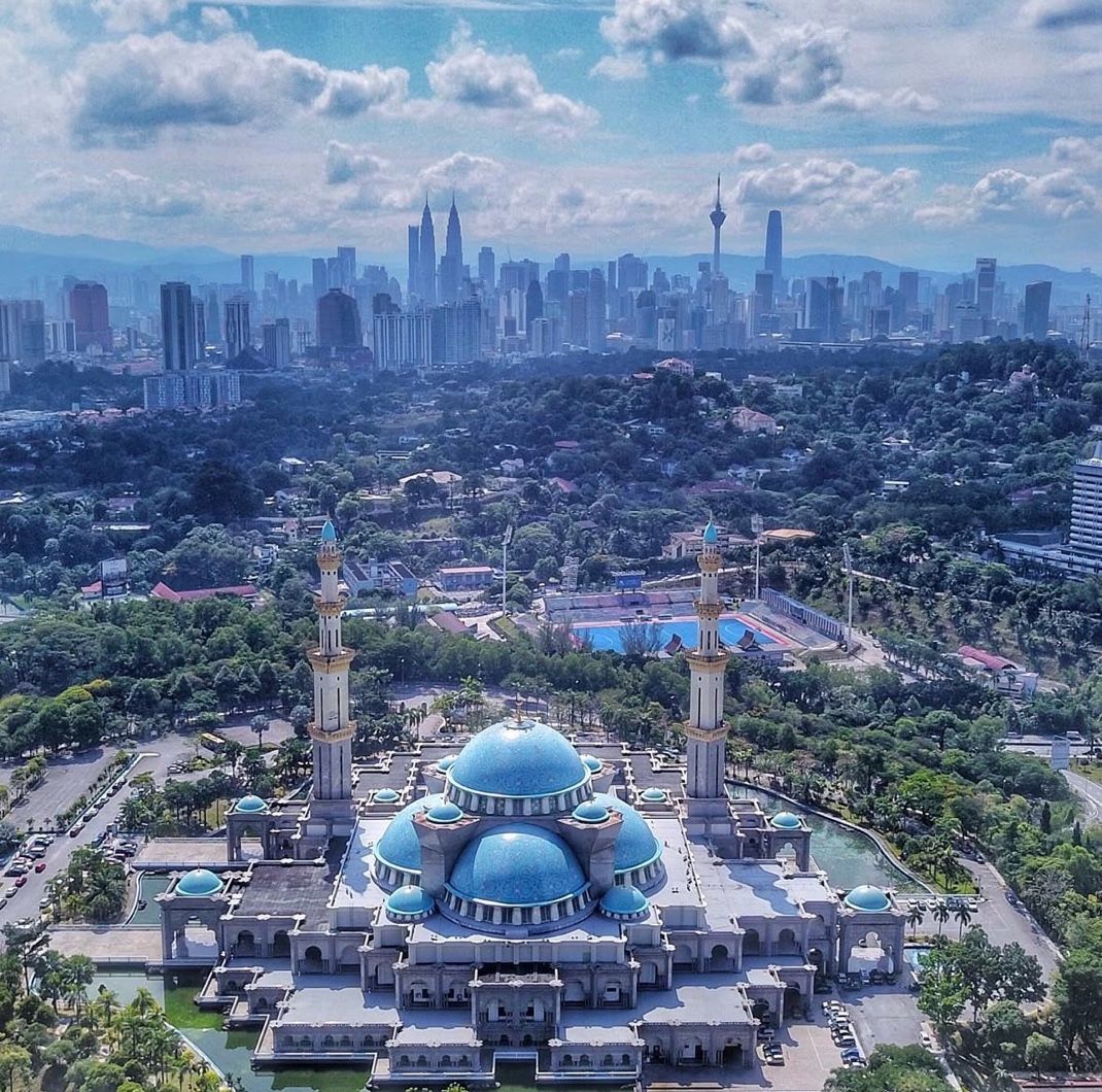 Vue aérienne mosquée bleue et skyline KL